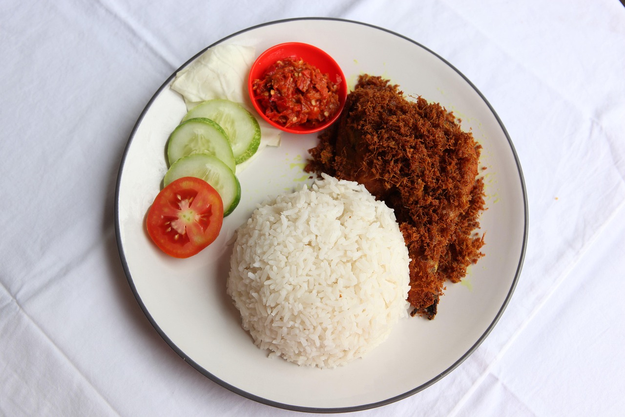 Menikmati Ayam Geprek dengan Sambal Pedas di Geprek Bensu